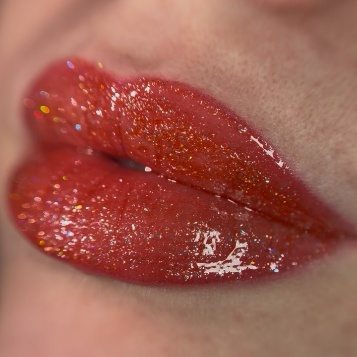 Lèvres orangées scintillantes avec HoloGloss Solar Kiss