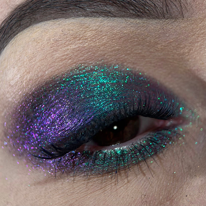 Maquillage des yeux aux reflets violet et turquoise avec MultiShade Empire Code