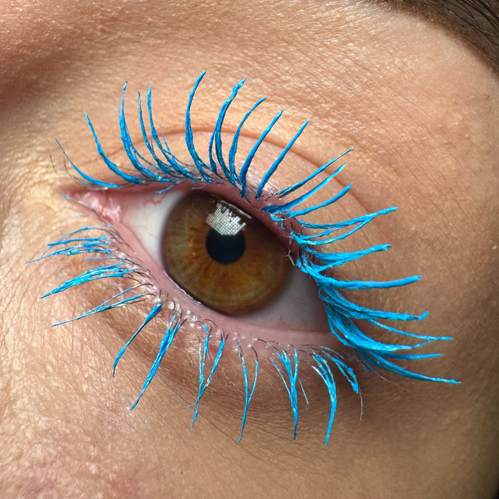 Cils bleu vif avec le mascara LashStudio Airline Dream