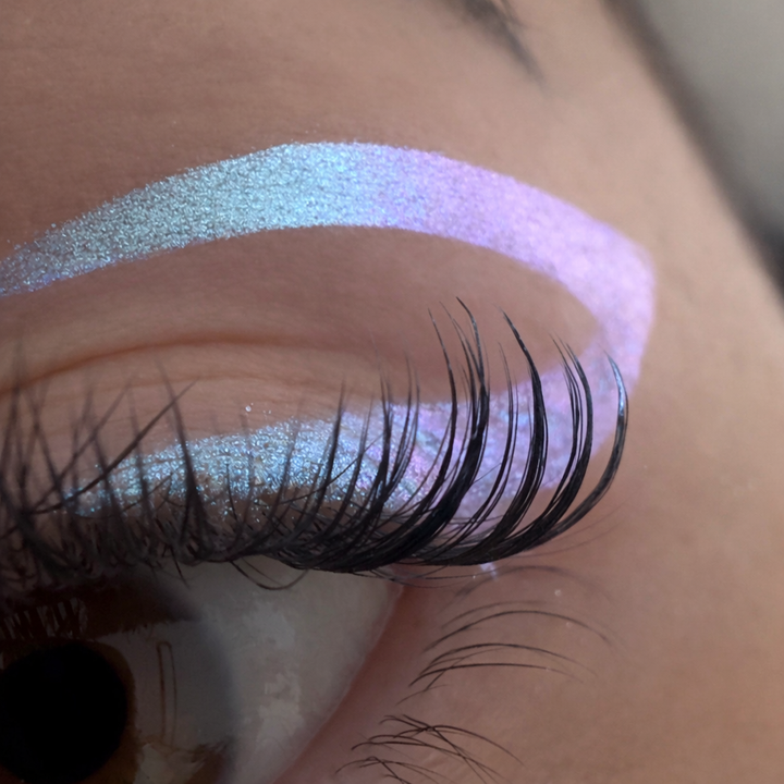 Trait de liner bleu et lilas avec LumiLiner Cinderella Blue