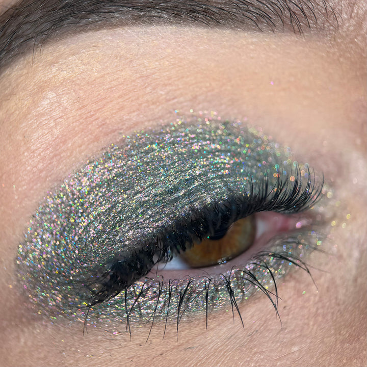 Fard aux reflets vert et argent sur les yeux avec SpectraFlake Vapor Shift