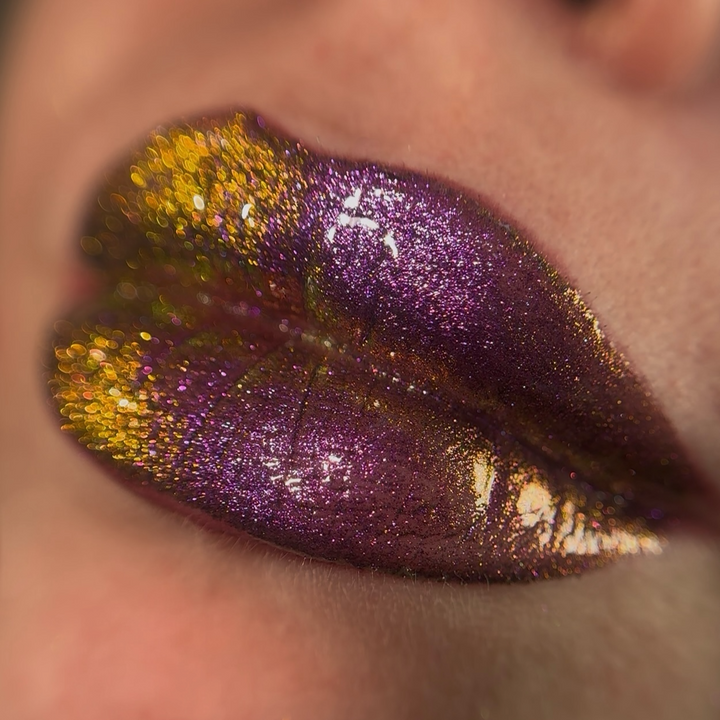 Lèvres aux reflets violet et or avec FairyGloss Queen Jewel
