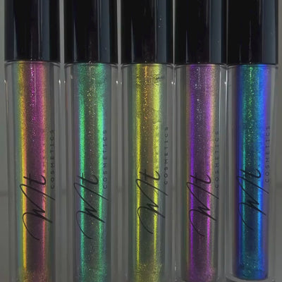 Mascara multichrome Lashtrip avec reflets changeants et effet volume.