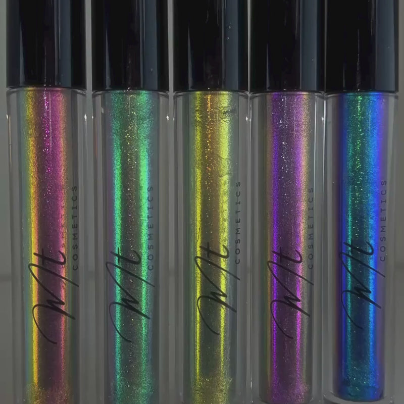 Mascara multichrome Lashtrip avec reflets changeants et effet volume.